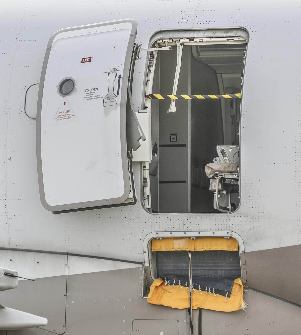 La puerta de emergencia de un avión de Asiana Airlines en el Aeropuerto Internacional de Daegu,