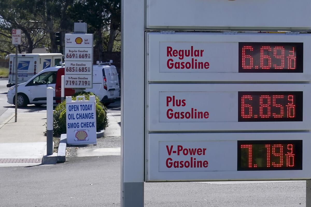 ARCHIVO - Un anuncio muestra los precios del combustible en una gasolinera de Menlo Park