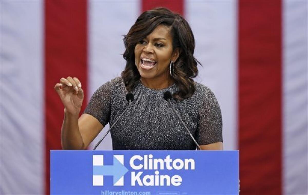 La primera dama Michelle Obama habla en un acto de campaña a favor de la candidata presidencial demócrata Hillary Clinton, el jueves 20 de octubre de 2016, en Phoenix.