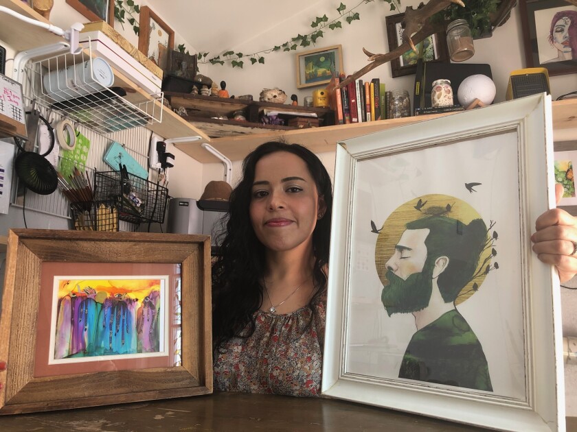 Mónica Catalán muestra dos de sus 50 obras que ha creado utilizando diferentes técnicas artísticas.