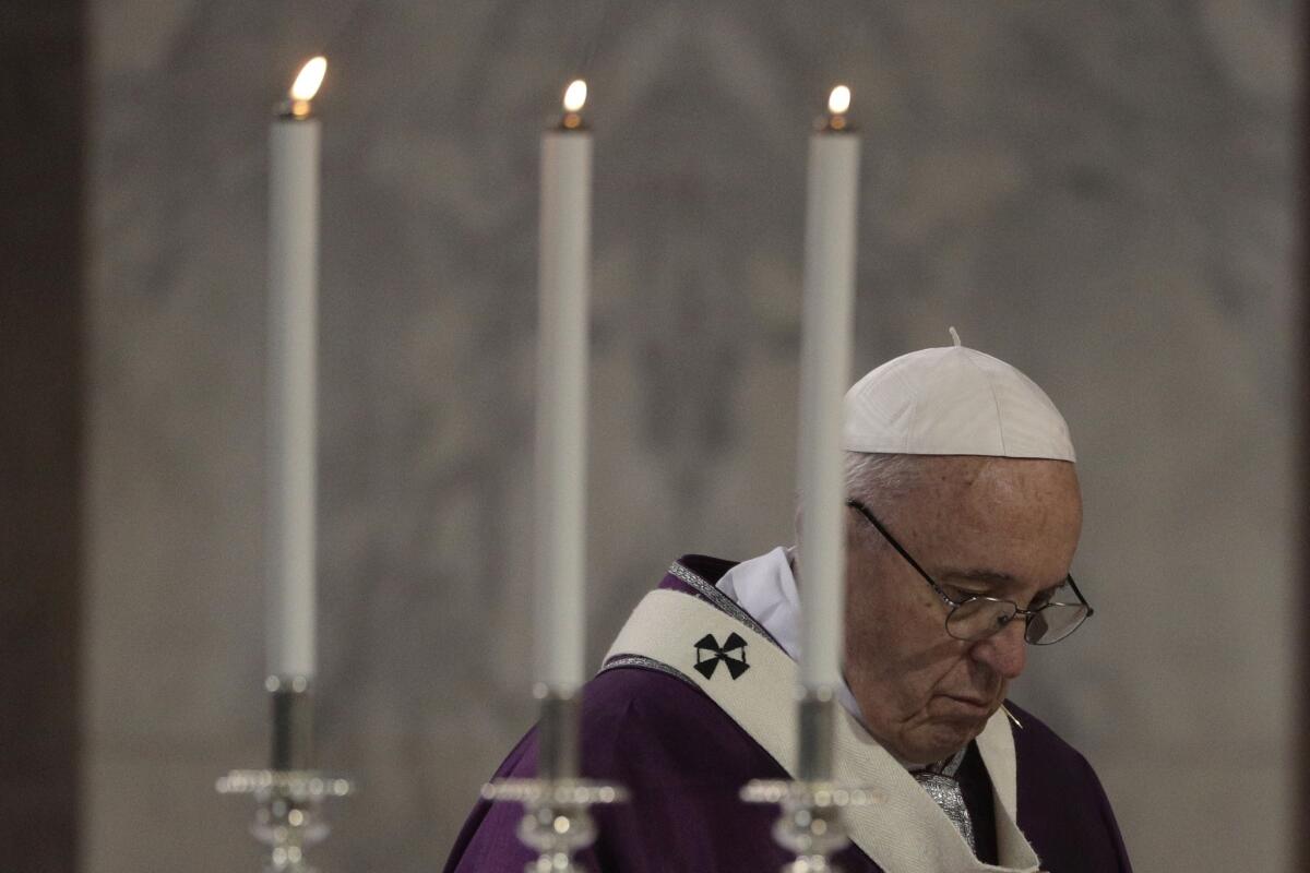 El Papa Francisco celebra misa en la basílica de Santa Sabina en Roma, el miércoles 1 de marzo del 2017, en ocasión del 'Miércoles de Ceniza'.