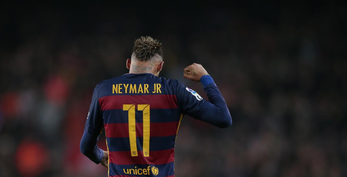 El jugador del Barcelona, Neymar, festeja tras anotar un gol contra Athletic de Bilbao en la Copa dle Rey.