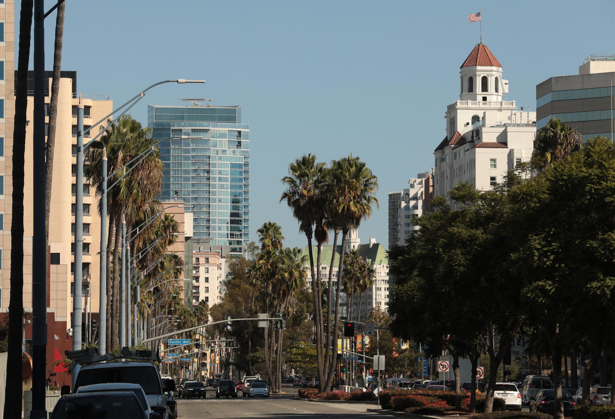 Pemandangan West Ocean Blvd di pusat kota Long Beach