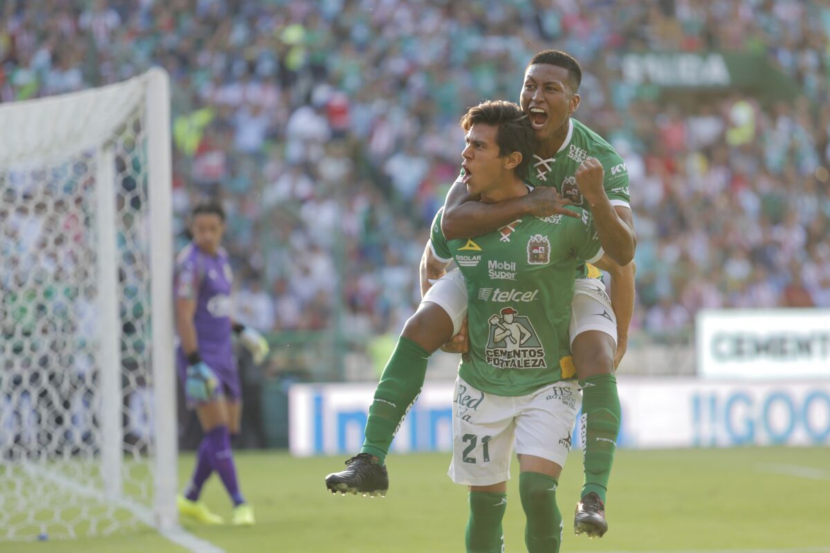 LEON, MEXICO - AUGUST 17: Jose Juan Macias #21 of Leon, celebrates with teammates after scoring the first goal of his team during the 5th round match between Leon and Chivas as part of the Torneo Apertura 2019 Liga MX at Leon Stadium on August 17, 2019 in Leon, Mexico. (Photo by Leopoldo Smith/Getty Images) ** OUTS - ELSENT, FPG, CM - OUTS * NM, PH, VA if sourced by CT, LA or MoD **
