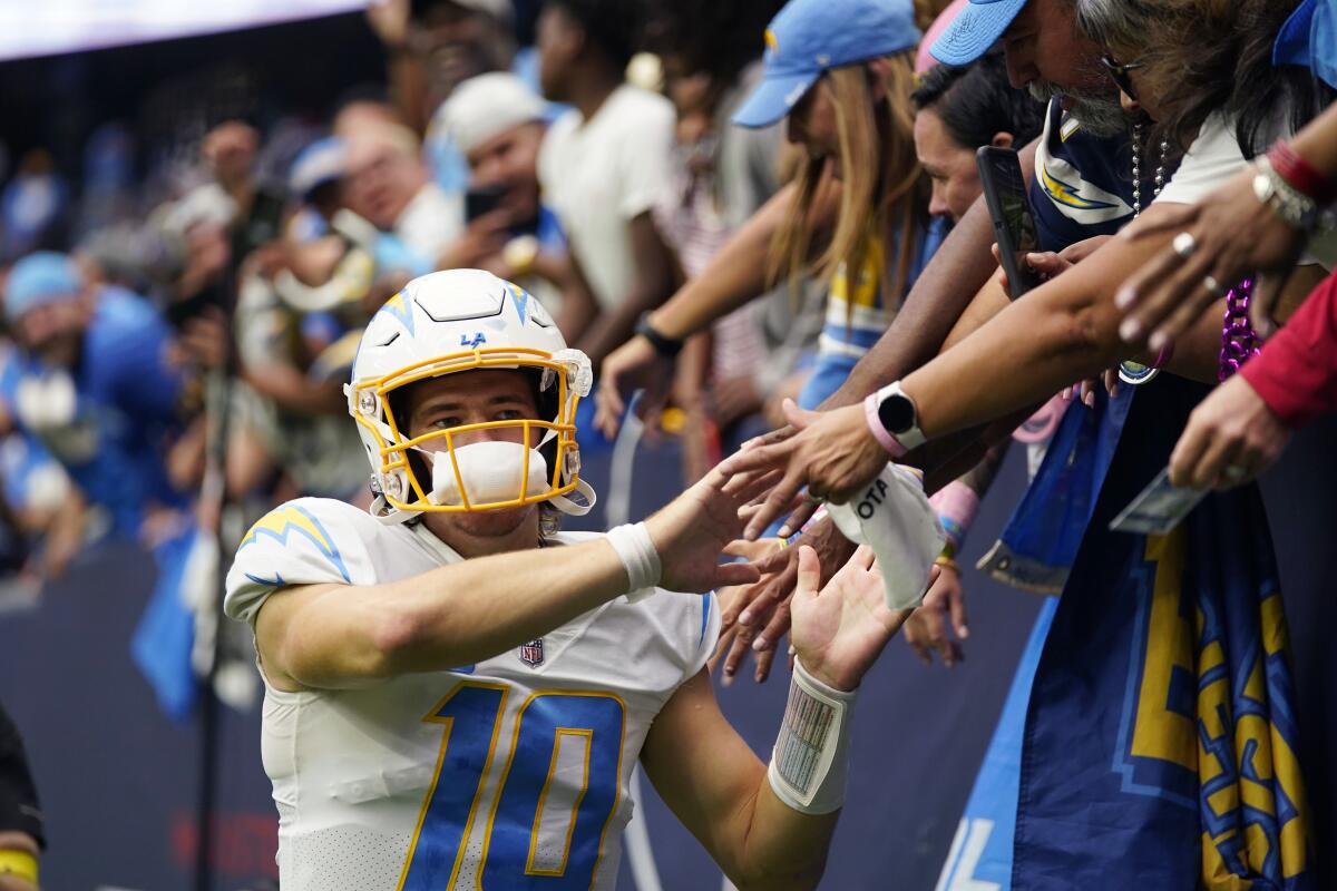 Chargers QB Justin Herbert fractured finger in win