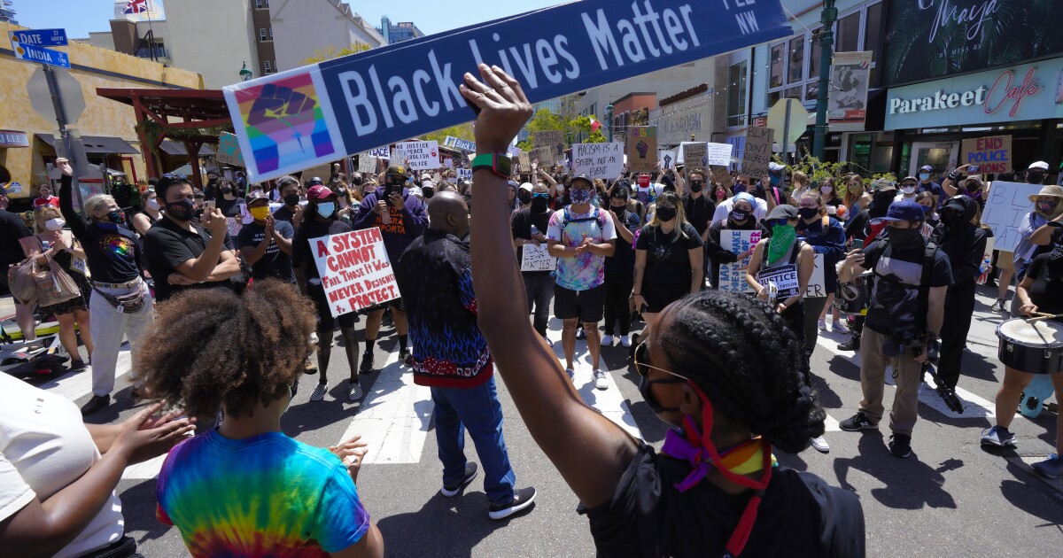 In centinaia si uniscono alla marcia di Black Lives Matter guidata da donne attraverso Little Italy In centinaia si uniscono alla marcia di Black Lives Matter guidata da donne attraverso Little Italy