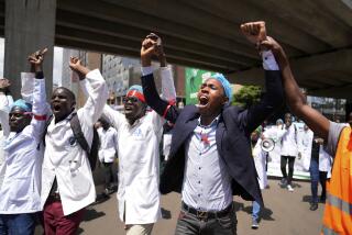 ARCHIVO - Médicos y otro personal sanitario participan en una protesta en el centro de Nairobi, Kenia, el martes 16 de abril de 2024. (AP Foto/Brian Inganga, Archivo)