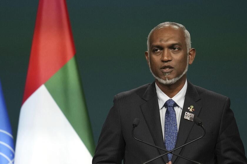 El presidente de las Maldivas Mohamed Muizzu en una conferencia climática de la ONU en Dubái, Emiratos Árabes Unidos, el 1 de diciembre de 2023. (Foto AP/Rafiq Maqbool)
