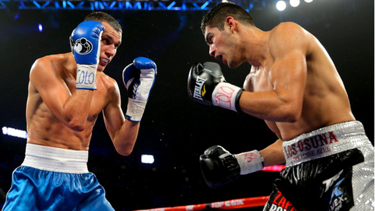 Gilberto Ramirez, right, defeated Maxim Vlasov by unanimous decision during their light-heavyweight fight on Jan. 24, 2015.