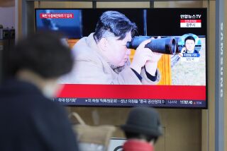 Una imagen del gobernante de Corea del Norte, Kim Jong Un, en un televisor durante un noticiero en la estación de tren de Seúl, Corea del Sur, el viernes 24 de marzo de 2023. (AP Foto/Lee Jin-man)