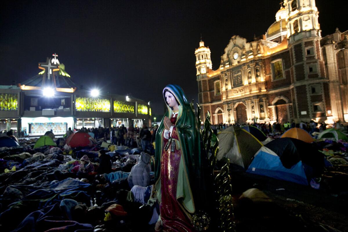 ARCHIVO - Una estatua de la Virgen de Guadalupe 