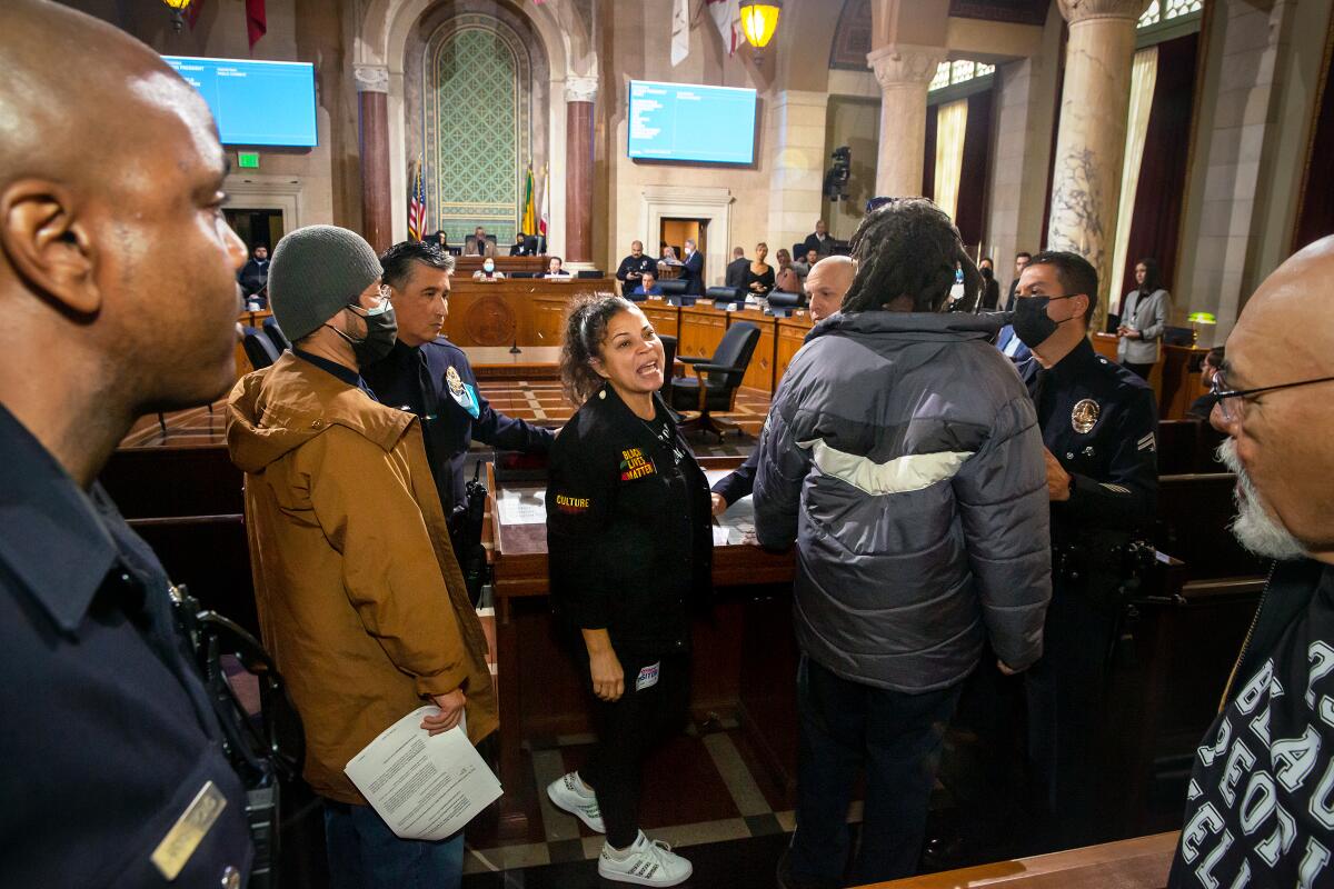 Cómo funcionan los táser o pistolas eléctricas que salvan la vida de muchos  policías - Libertad Digital