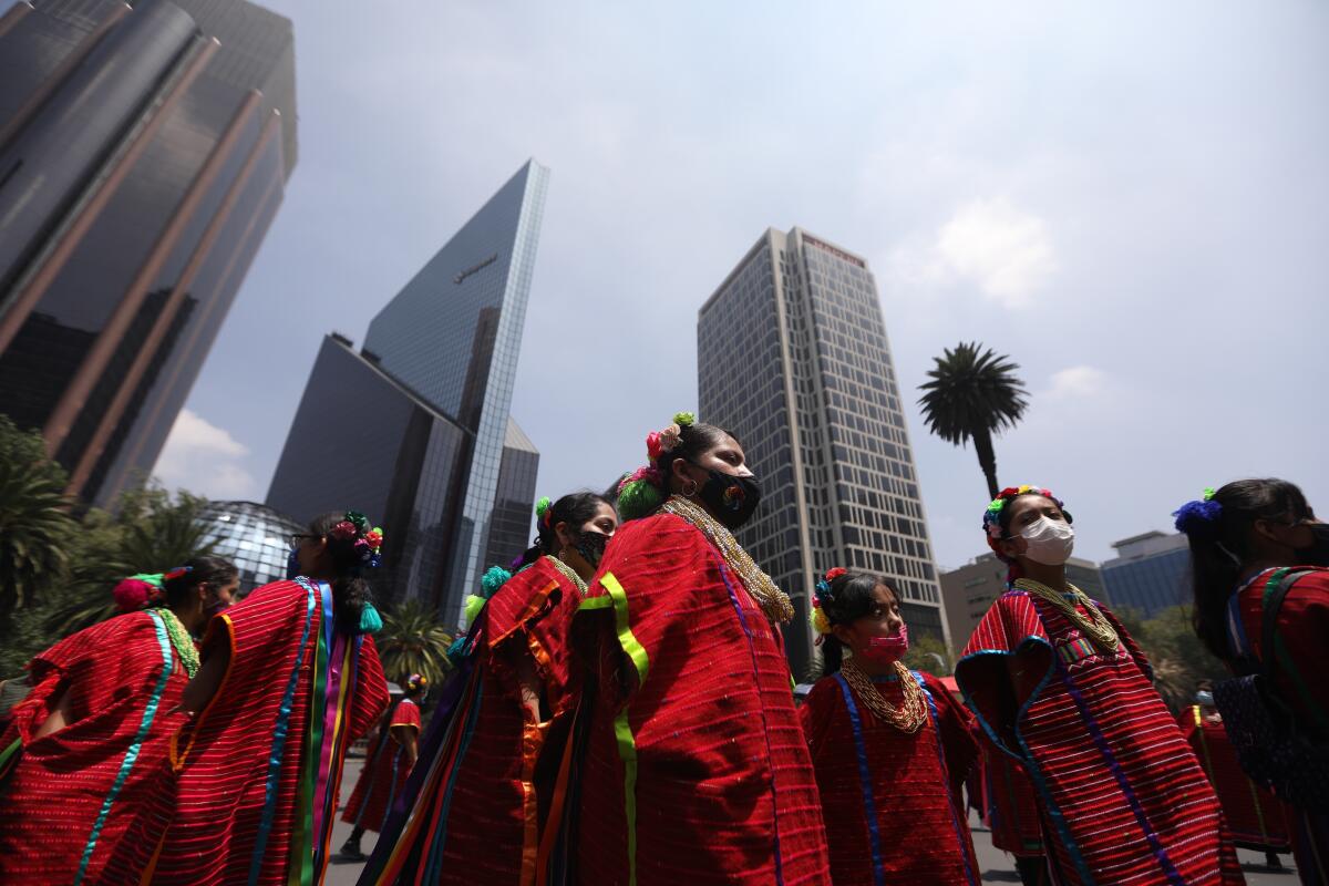 Indígenas de México reclaman visibilidad y derechos en marcha conmemorativa