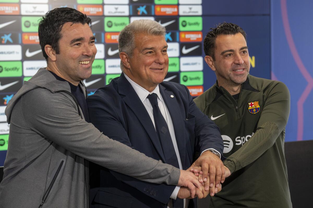 El técnico del Barcelona Xavi Hernández (derecha), el presidente Joan Laporta 