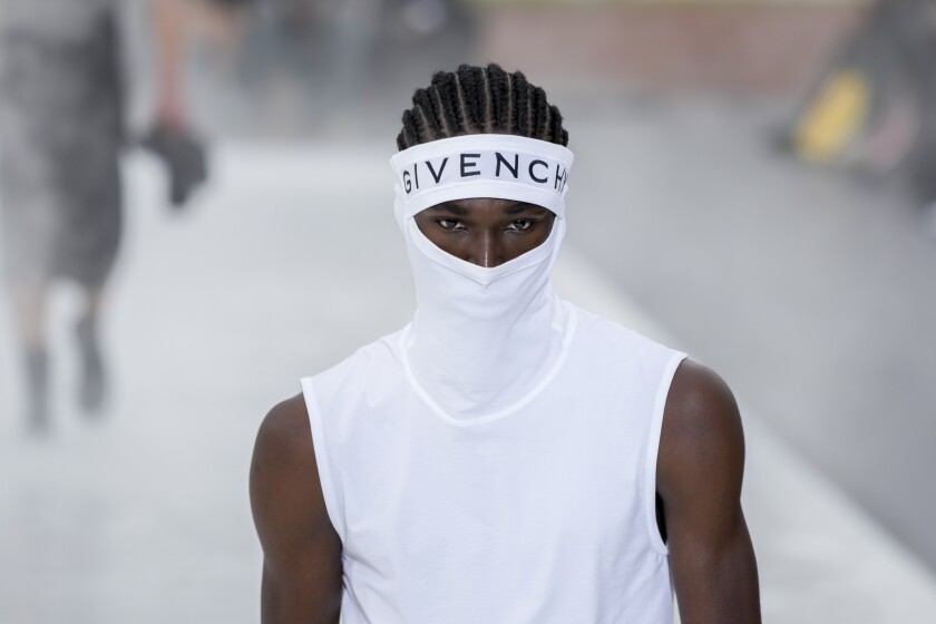 Un modelo luce una creación de la colección masculina primavera-verano 2023 de Givenchy durante su presentación en París