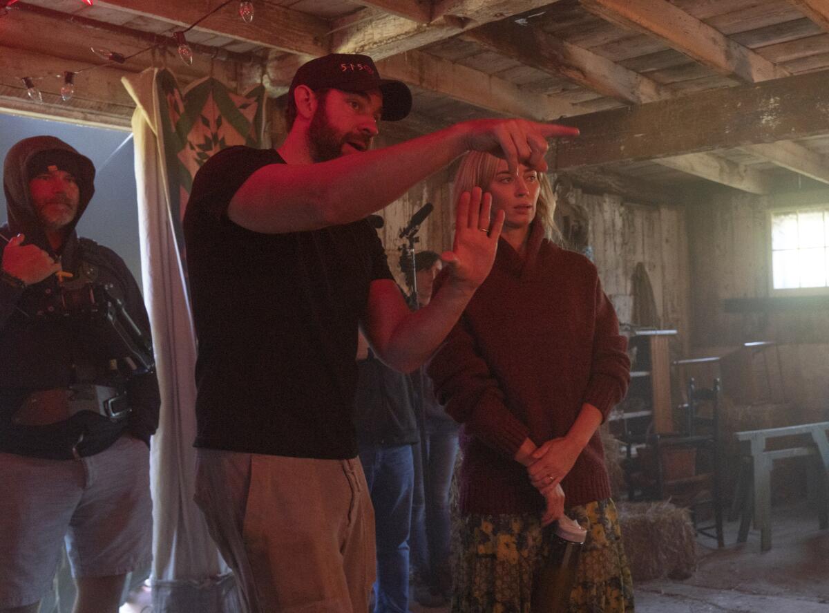 El director John Krasinski y la actriz Emily Blunt en el set de "A Quiet Place Part II". 