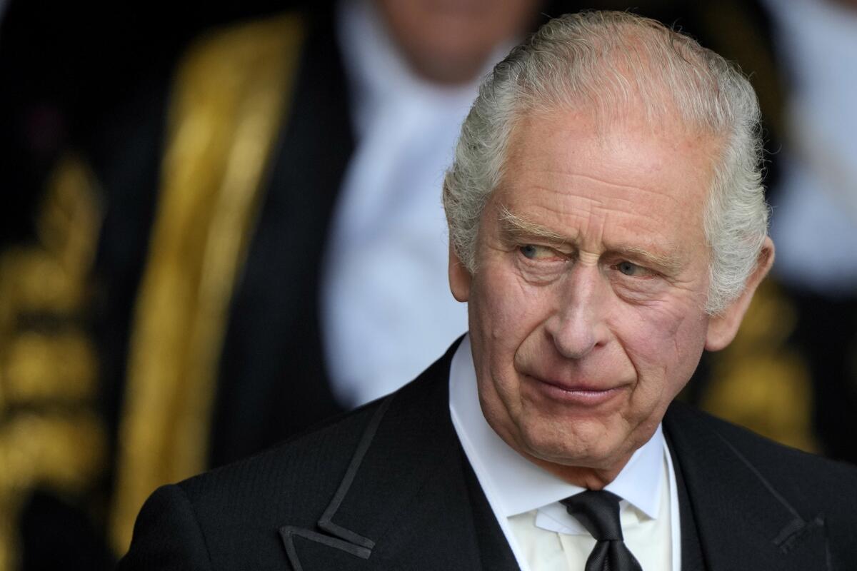 El rey Carlos III sale de Westminster Hall, en el Palacio de Westminster,