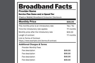 Esta imagen proporcionada por la Comisión Federal de Comunicaciones de Estados Unidos (FCC, por sus siglas en inglés) presenta una porción de una etiqueta de muestra para consumidores de internet de banda ancha. En forma muy similar a las etiquetas nutricionales de los alimentos, pronto habrá "etiquetas para banda ancha" que le informarán al consumidor estadounidense qué incluye el precio que paga por el servicio. (FCC vía AP)