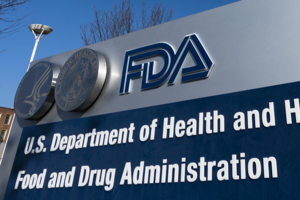Un letrero de la Administración de Alimentos y Medicamentos de Estados Unidos (FDA 