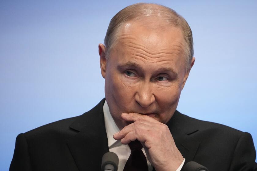El presidente de Rusia, Vladímir Putin, habla durante una visita a su sede de campaña tras las elecciones presidenciales rusas en Moscú, Rusia, la madrugada del lunes 18 de marzo de 2024. (AP Foto/Alexander Zemlianichenko)