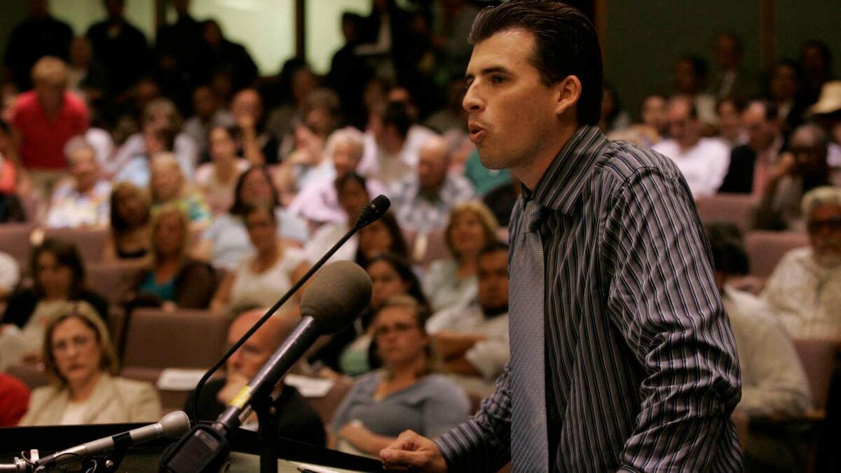 Joseph Turner, fundador de American Children First, habla en una reunión del Concejo Municipal de San Bernardino, en 2006. (Irfan Khan)