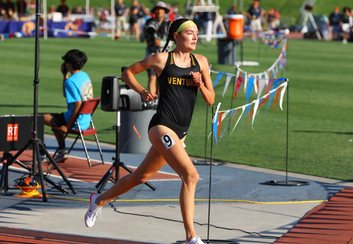 Sadie Engelhardt, étudiante en deuxième année à Ventura, remporte le titre d'État du 1 600 mètres féminin.
