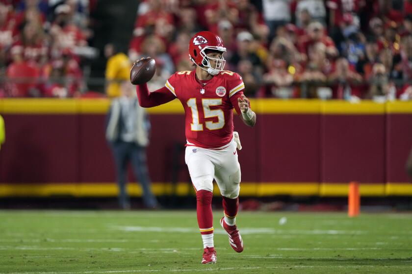 El quarterback de los Chiefs de Kansas City Patrick Mahomes busca receptor durante la segunda mitad del partido ante los Ravens de Baltimore, el jueves 5 de septiembre de 2024, en Kansas City. (AP Foto/Charlie Riedel)