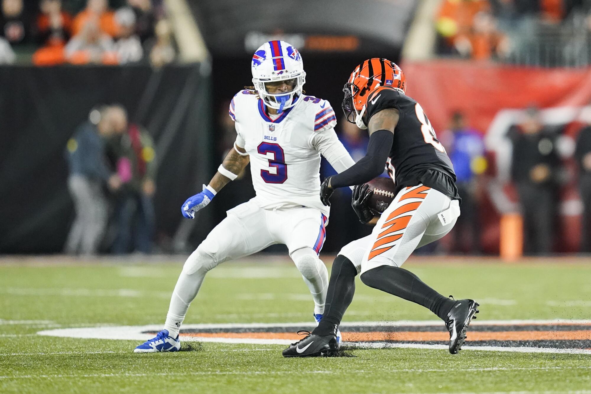 Buffalo Bills safety Damar Hamlin prepares to tackle Cincinnati Bengals wide receiver Tee Higgins.