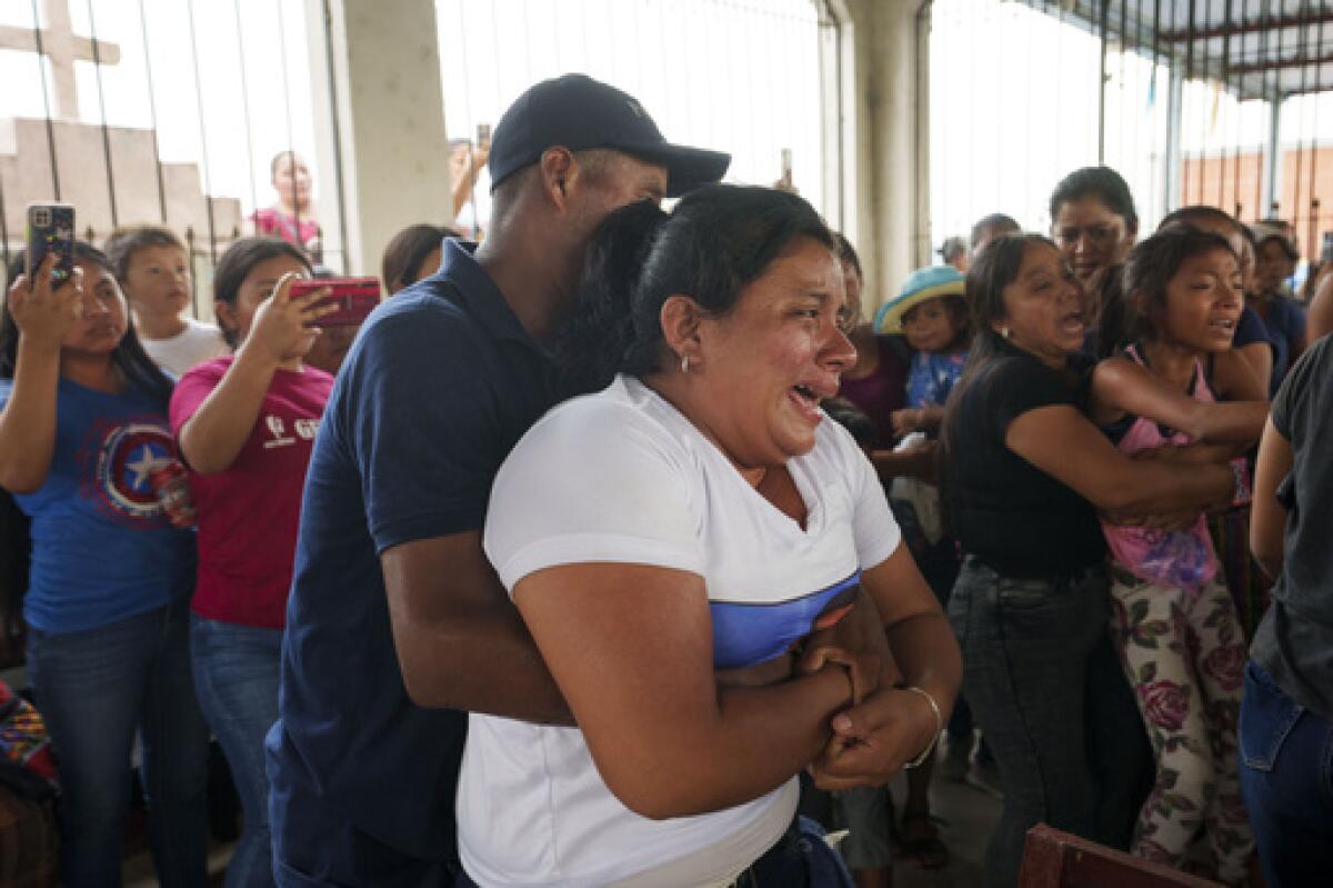 Familiares desconsolados en el entierro de los migrantes guatemaltecos Francisco Rojché y Miguel Rojché