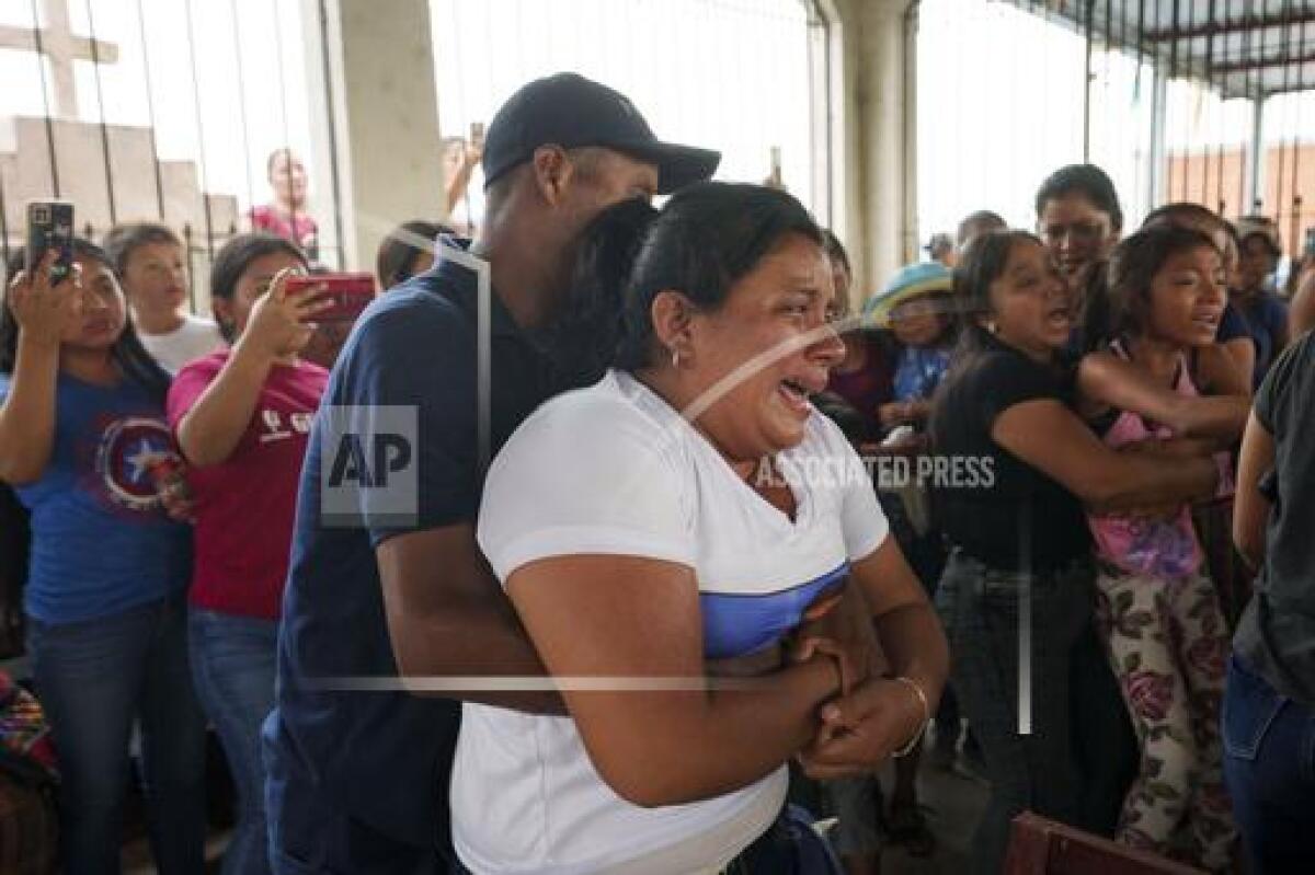 Familiares desconsolados en el entierro de los migrantes guatemaltecos Francisco Rojché y Miguel Rojché