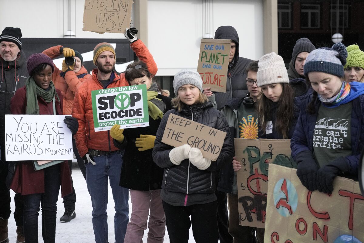 Las activistas climáticas Greta Thunberg, al centro, de Suecia y Vanessa Nakate, segunda 