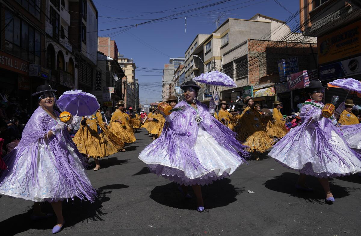 Bailarinas interpretan "La Morenada" durante un desfile anual en honor a "El Señor del Gran Poder", 