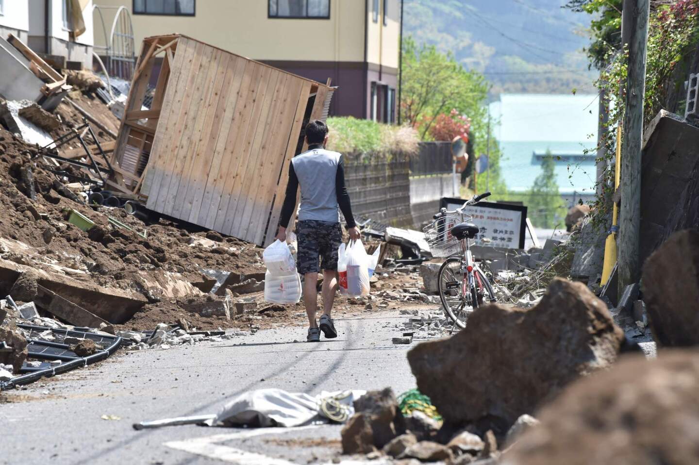 Japan digging out from magnitude 6.2 earthquake