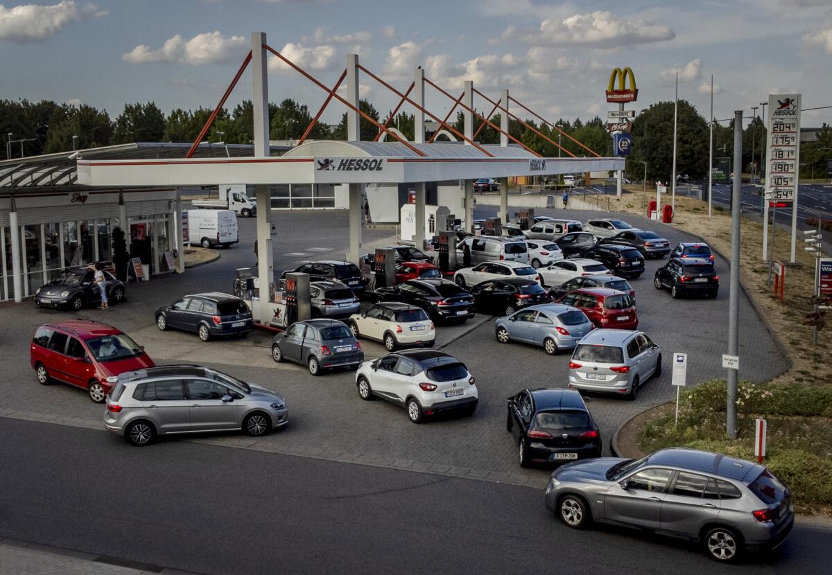 ARCHIVO - Varias personas hacen fila con sus automóviles en una gasolinera en Fráncfort, Alemania