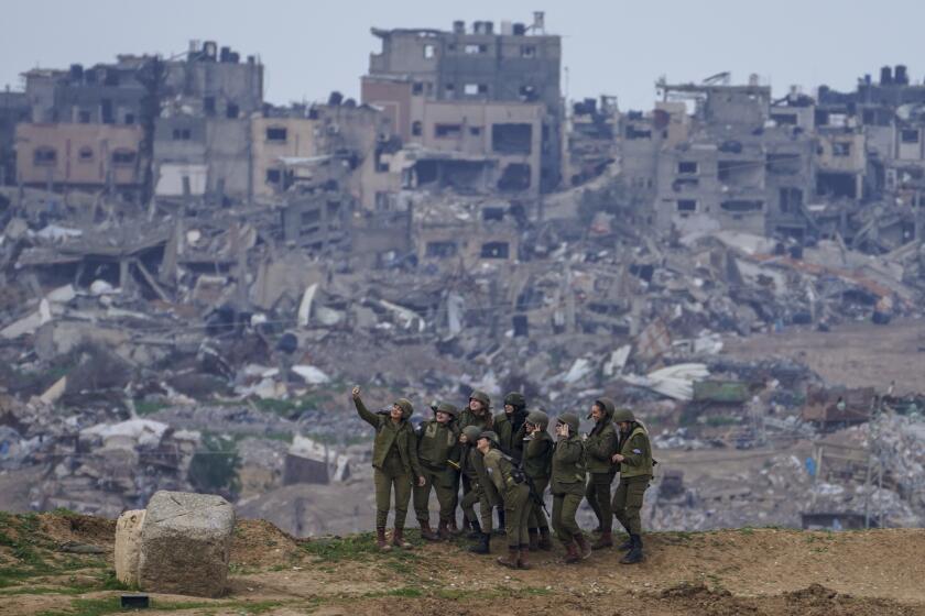 ARCHIVO - Mujeres soldado israelíes posan para una fotografía en la frontera con la Franja de Gaza, en el sur de Israel, el lunes 19 de febrero de 2024. (AP Foto/Tsafrir Abayov, Archivo)
