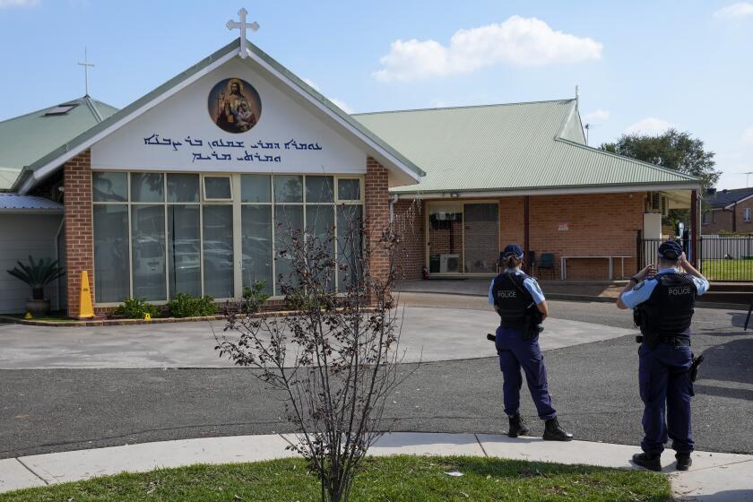 Una patrulla policial, en el exterior de una iglesia donde se registró un ataque con arma blanca en Wakely, un suburbio al oeste de Sydney, Australia, el 16 de abril de 2024. (AP Foto/Mark Baker)
