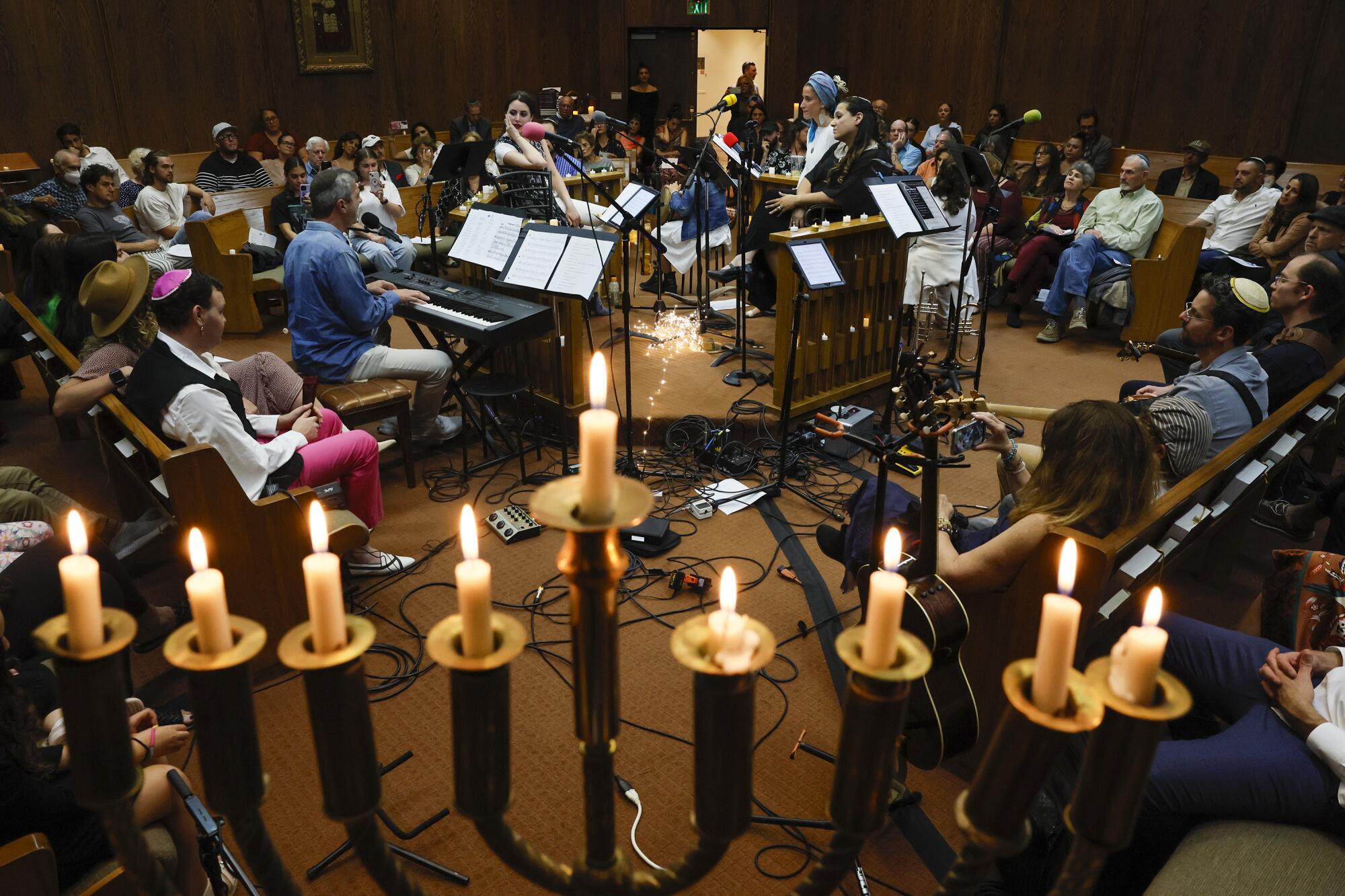Sinai Temple hosts a concert in support of Israel.