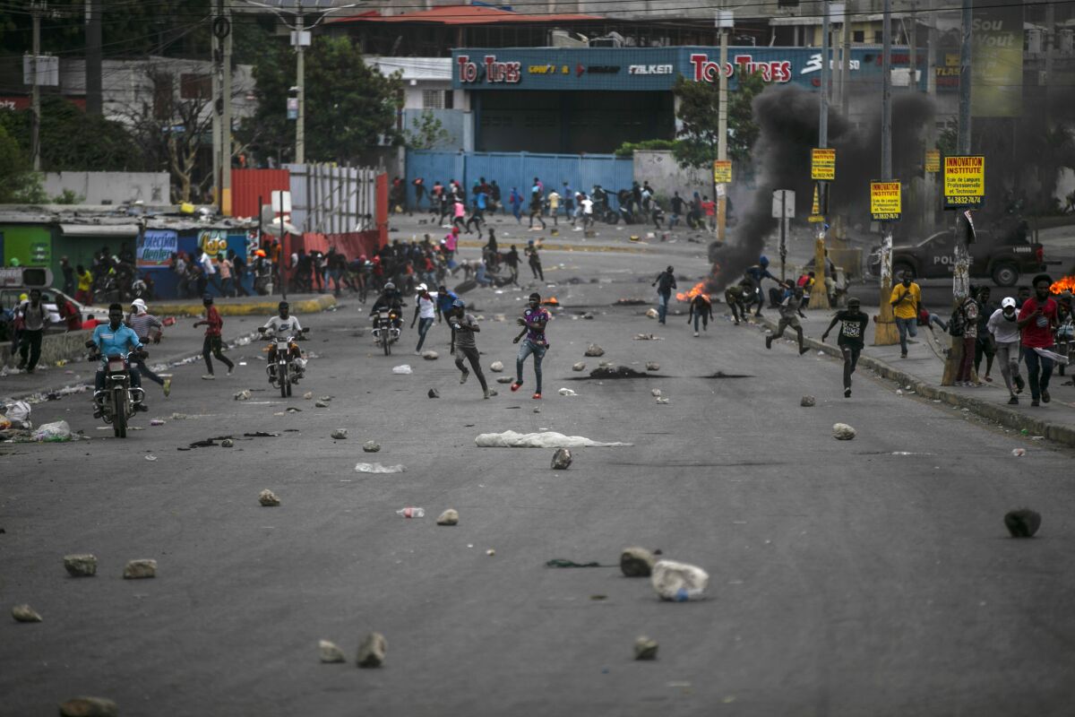 ARCHIVO - Decenas de personas corren tras estallar enfrentamientos durante una protesta
