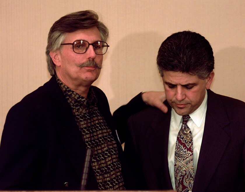 Fred Goldman と彼の弁護士 Daniel Petrocelli は、1997年2月10日にサンタモニカで、陪審員がゴールドマンとブラウンの家族にそれぞれ50万ドルの罰金相を与えた後、記者会見に臨みました。 