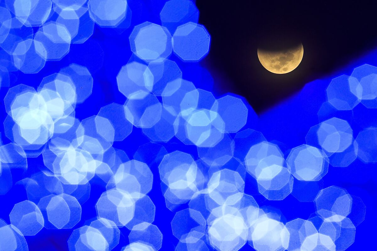Eclipse lunar alumbra cielos en Norteamérica, Asia oriental - Los Angeles  Times