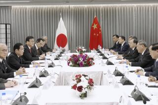 El primer ministro de Japón, Fumio Kishida, tercero por la izquierda, celebra una reunión con el premier chino Li Qiang, tercero por la derecha, en Seúl, Corea del Sur, el domingo 26 de mayo de 2024. (Daisuke Suzuki/Kyodo News via AP)