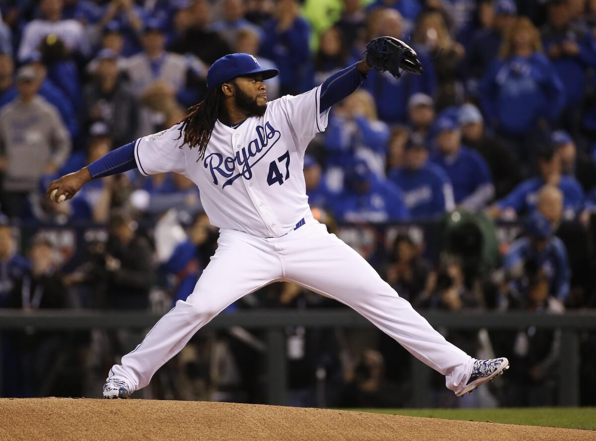 El abridor dominicano Johnny Cueto se prepara para lanzar por los Reales de Kansas City en el segundo partido de la Serie Mundial frente a los Mets de Nueva York, el miércoles 28 de octubre de 2015, en Kansas City, Missouri. Cuando Yordano Ventura suba al montículo del estadio Citi Field el viernes para el tercer partido, el trío de abridores de los Reales conformado por Cueto, Ventura y Edinson Vólquez escribirá una página histórica en la Serie Mundial. (AP Photo/Matt Slocum) ** Usable by HOY, FL-ELSENT and SD Only **