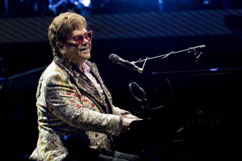 ARCHIVO - Elton John da un concierto en Nueva Orleans el miércoles 19 de enero de 2022 