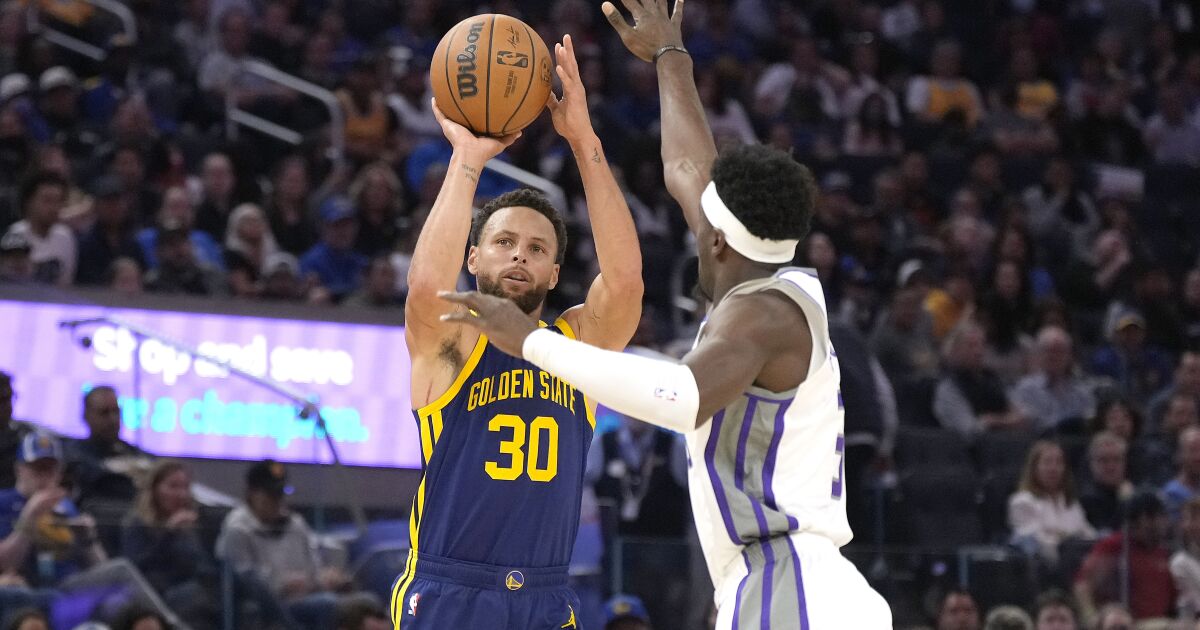 Curry ha segnato 33 punti per portare i Warriors alla vittoria sui Kings