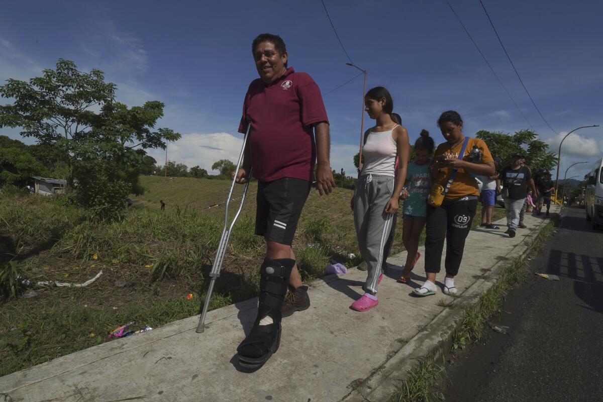 El migrante venezolano Jesús González, quien se fracturó una pierna cuando cruzaba la selva del Darién,