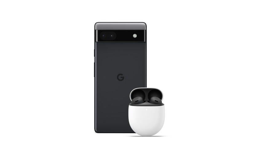 Esta fotografía proporcionada por Google muestra los audífonos Pixel Buds Pro y un teléfono Pixel. (Google vía AP)