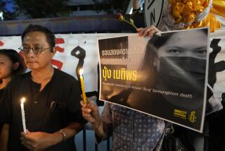 Activistas tailandeses con el retrato de Netiporn Sanesangkhom, activista que pedía reformas al sistema monárquico tailandés y que murió estando presa y en huelga de hambre, en Bangkok, Tailandia, el 14 de mayo de 2024. (Foto AP/Sakchai Lalit)