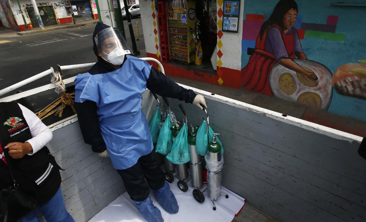 Alexis Hernández viaja en la parte trasera de un camión que transporta tanques de oxígeno