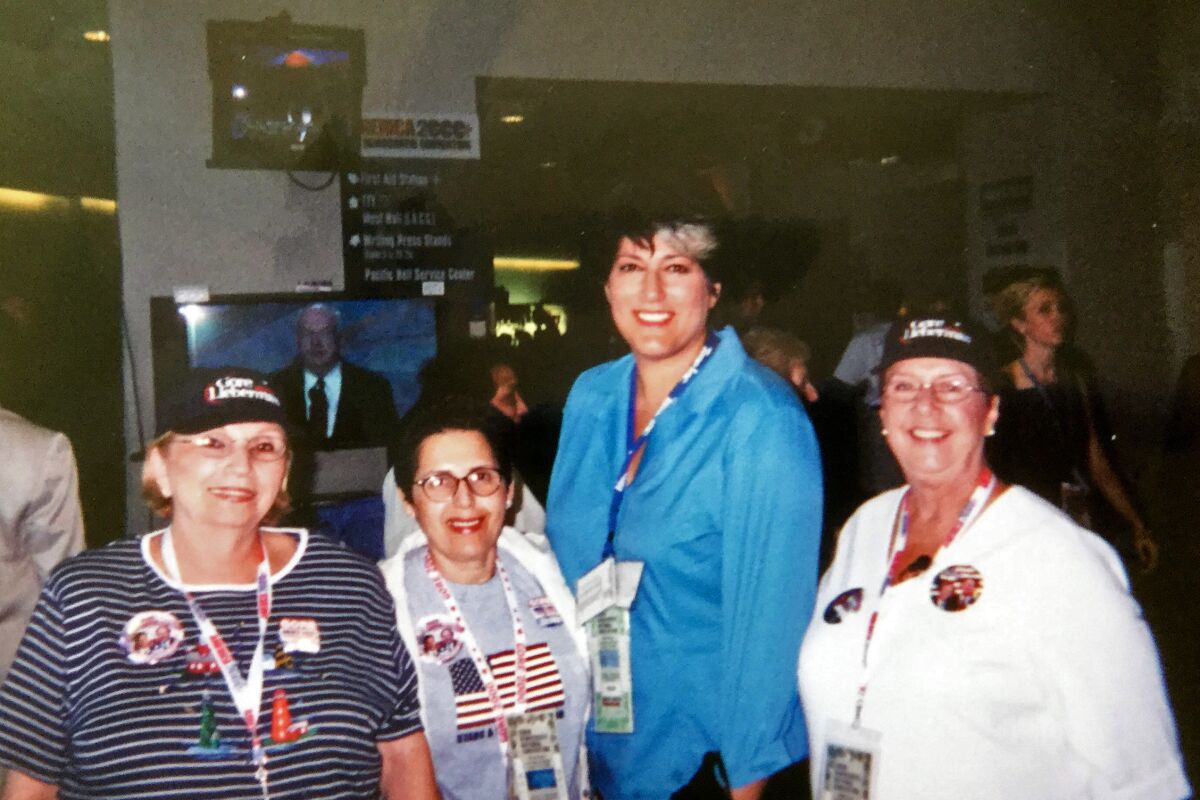 From left, Nate 'n Al's waitresses Vikki Allen, Leon, "Larry King Live" executive producer Tamara Haddad and waitress Kaye Coleman at he Democratic National Convention in L.A. in 2000.