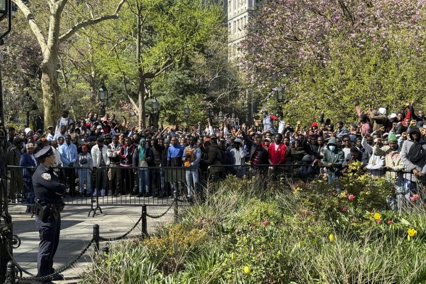 Inmigrantes se reúnen en el Parque del Ayuntamiento de la ciudad de Nueva York, el martes 16 de abril de 2024. (AP Foto/Cedar Attanasio)